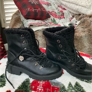 New Guess black leather Sherpa boots 6 medium